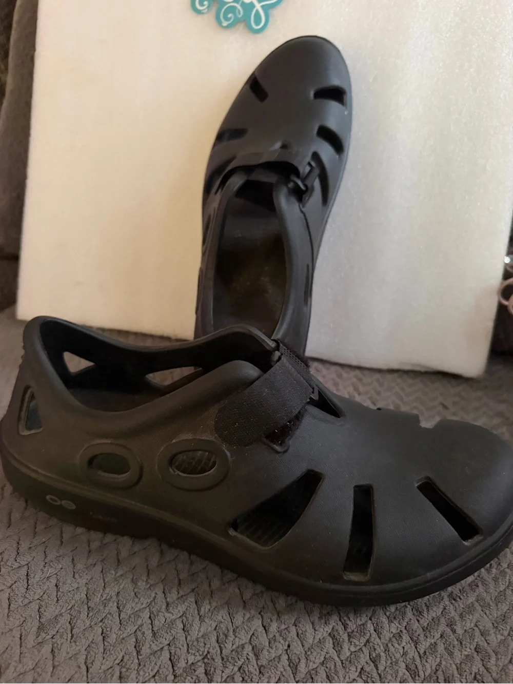 OOFOS Black mens Slip-On Vented Sandals M11 / W13